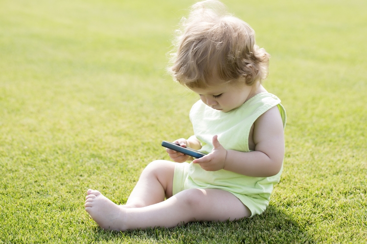5 ข้อเสียที่เราไม่รู้ ในการปล่อยลูกไว้กับ Smart Phone